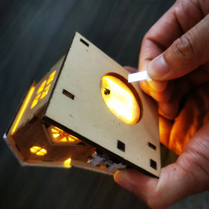 Holzhaus (beleuchtet)