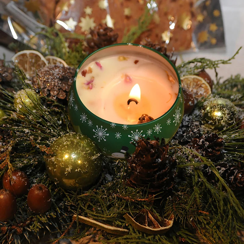 Kerze mit weihnachtlichen Motiven