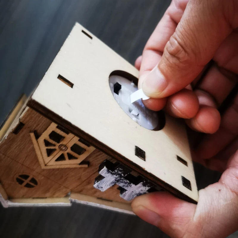 Holzhaus (beleuchtet)