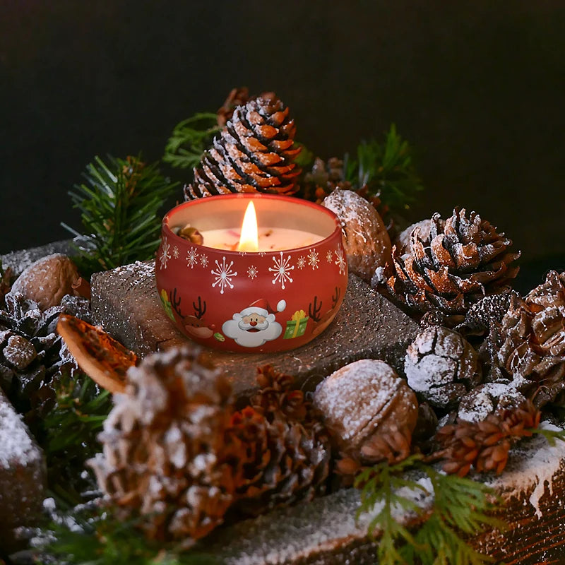 Kerze mit weihnachtlichen Motiven